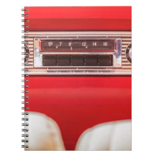 Carnet Vieux radio de voiture à l'intérieur d'une voiture