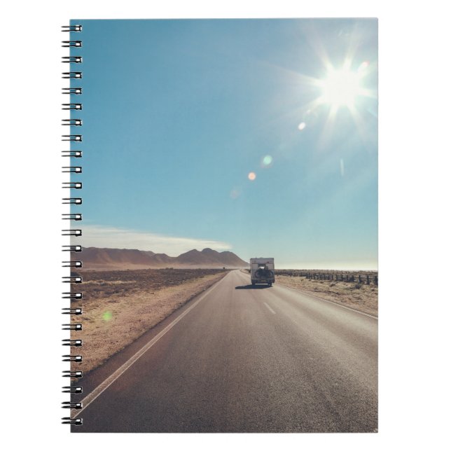 Carnet Voiture sur route asphaltée noire (Devant)