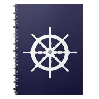 Carnet Volant sur le fond de bleu marine