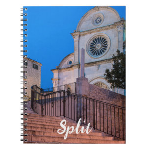 Carnet Vue nocturne des escaliers et de l'église à Split,