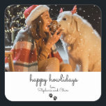 Carré Happy Howlidays Minimal Christmas Pet Sticker<br><div class="desc">Faites vos cadeaux de vacances encore plus paw-some avec cet autocollant "Happy Howlidays" personnalisable ! Doté d'une image festive d'un moment joyeux entre un chien et son humain, cet autocollant ajoute une touche chaleureuse et personnelle à votre emballage de vacances. Personnalisez l'image et le message pour en faire le vôtre....</div>