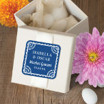 Carré Magnifique Papel Picado Blue Wedding Favor Sticker<br><div class="desc">Cet autocollant coloré de faveur de mariage présente un cadre d'inspiration picado papel en blanc sur un arrière - plan bleu. la typographie est élégante mais simple. Toutes les couleurs de cette conception sont personnalisables à l'aide de l'outil d'édition. Consultez la collection pour la coordination des articles !</div>