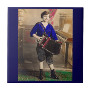 Carreau 1920 jeune accordéoniste RPPC