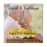 Carreau 50e anniversaire Trivet photo personnalisée<br><div class="desc">Créez un souvenir durable pour commémorer un événement spécial avec ce trivet festif personnalisé en céramique. Avec ses illustrations de ballons de fête de couleur or, il est parfait pour un cadeau du 50e anniversaire. Téléchargez votre propre photo, entrez votre texte personnalisé et vous êtes bien d'y aller! Jeter une...</div>