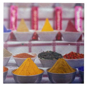 Carreau AF, Egypte, Assouan, épices colorées sur le marc