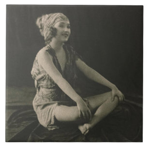 Carreau Aimer une pauvre fille assise les jambes croisées