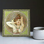 Carreau Alphonse Mucha Amethyst Vert Art Nouveau Vintage<br><div class="desc">Ce carrelage en céramique fait partie d'un ensemble de trois (Ruby, Topaz et Amethyst) inspirés de l'époque emblématique Art Nouveau de l'artiste tchèque renommé Alphonse Mucha. Mucha est largement reconnu comme l'un des plus grands designers Art Nouveau et est connu pour ses collaborations avec la légendaire actrice Sarah Bernhardt. La...</div>