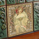 Carreau Alphonse Mucha Art Nouveau Vintage<br><div class="desc">Ce carrelage en céramique présente une oeuvre d'art inspirée de l'époque emblématique Art Nouveau de l'artiste tchèque renommé Alphonse Mucha. Mucha est largement reconnu comme l'un des plus grands designers Art Nouveau et est connu pour ses collaborations avec la légendaire actrice Sarah Bernhardt. La tuile présente une belle représentation de...</div>