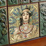 Carreau Alphonse Mucha Champagne Art Nouveau Vintage<br><div class="desc">Ce carrelage en céramique présente une oeuvre d'une femme tenant un verre de Champagne de l'époque emblématique Art Nouveau de l'artiste tchèque Alphonse Mucha. Mucha est largement reconnu comme l'un des plus grands designers Art Nouveau et est connu pour ses collaborations avec la légendaire actrice Sarah Bernhardt. La tuile présente...</div>
