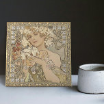 Carreau Alphonse Mucha Fleurs Art Nouveau Vintage<br><div class="desc">Ce carrelage en céramique présente une oeuvre appelée "Fleurs" inspirée de l'époque emblématique Art Nouveau de l'artiste tchèque renommé Alphonse Mucha. Mucha est largement reconnu comme l'un des plus grands designers Art Nouveau et est connu pour ses collaborations avec la légendaire actrice Sarah Bernhardt. La tuile présente une belle représentation...</div>