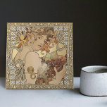 Carreau Alphonse Mucha Fruit Art Nouveau Vintage<br><div class="desc">Cette céramique présente une oeuvre appelée "Fruit" inspirée de l'époque emblématique Art Nouveau de l'artiste tchèque renommé Alphonse Mucha. Mucha est largement reconnu comme l'un des plus grands designers Art Nouveau et est connu pour ses collaborations avec la légendaire actrice Sarah Bernhardt. La tuile présente une belle représentation de l'actrice,...</div>