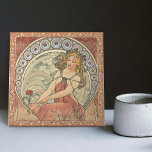 Carreau Alphonse Mucha La Peinture Art Nouveau Vintage<br><div class="desc">Ce carrelage en céramique présente une peintre féminine inspirée de l'époque emblématique Art Nouveau de l'artiste tchèque renommé Alphonse Mucha. Mucha est largement reconnu comme l'un des plus grands designers Art Nouveau et est connu pour ses collaborations avec la légendaire actrice Sarah Bernhardt. La tuile présente une belle représentation de...</div>