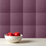 Carreau Amaranth violet foncé clair et uni<br><div class="desc">Design Amaranth couleur uni clair et poussiéreux.</div>