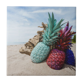 Carreau Ananas colorés sur une plage de sable