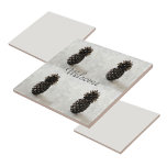 Carreau Ananas Traditionnel Bienvenue Gris<br><div class="desc">Ces carreaux en céramique élégants et élégants sont dotés d'ananas, symbole traditionnel de bienvenue, de chaleur, d'affection et d'hospitalité. Il s'agit d'un beau carrelage monochromatique blanc et gris argenté qui sera offert dans tout décor de cuisine. L'un des deux modèles coordonnés, ce carrelage présente des ananas plus petits à l'intérieur...</div>