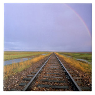 Carreau Arc-en-ciel au-dessus des voies ferrées près de Fa