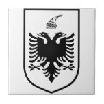 Carreau Armoiries de l'Albanie<br><div class="desc">Les armoiries de l'Albanie présentent l'aigle noir légendaire à deux têtes, un symbole puissant de liberté et d'unité. Placé sur un bouclier rouge audacieux, il reflète l'héritage fier de la nation et ses racines dans l'héraldique médiévale, inspiré par la bannière du héros national Skanderbeg. Cet emblème incarne la force, la...</div>