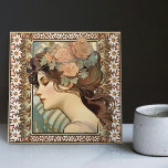 Carreau Art Nouveau Portrait féminin Mucha Edelweiss Fleur<br><div class="desc">Élevez votre décor intérieur avec la beauté intemporelle de l'époque Art Nouveau, encapsulée dans notre céramique exclusive. Cette pièce unique présente un portrait d'un modèle édouardien inspiré des lithographies captivantes d'Alphonse Mucha datant de 1902. Connue pour ses contributions emblématiques au mouvement Art Nouveau, l'illustration de Mucha dégage un charme éthérée...</div>