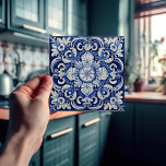 Carreau Azulejo Lisbonne motif Talavera Design céramique<br><div class="desc">Indigo Azulejo Bleu Portugais Lisbonne décoratif carreaux en céramique Talavera sont un complément magnifique et unique à toute maison. Un produit de haute qualité avec une esthétique intemporelle. La couleur bleue du carrelage est inspirée du bleu indigo des célèbres azulejos de Lisbonne, ajoutant une touche d'histoire et de culture à...</div>