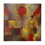 Carreau Ballon de rouge de Paul Klee<br><div class="desc">Ballon de rouge de Paul Klee. Huile et craie sur la toile à partir de 1922. Paul Klee a expérimenté régulièrement, une de ses peintures plus célèbres, le ballon rouge, éléments incorporés de cubisme et de Bauhaus. Les formes et les couleurs fournissent à ce paysage urbain un sens de la...</div>