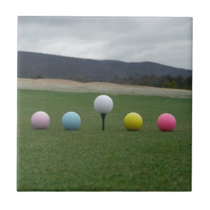 Carreau Ballons de golf aux couleurs vives sur une montagn
