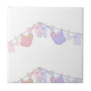 Carreau Bébé mignon accroché à la ligne de vêtements