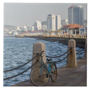 Carreau Bicyclette au bord de l'eau avec la skyline de la