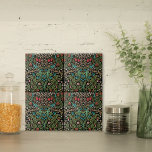 Carreau Blackthorn Motif Fleur sauvage William Morris<br><div class="desc">Ce carrelage décoratif en céramique présente le motif Blackthorn,  conçu en 1892 par William Morris & Co. Morris était un artiste britannique important du mouvement Arts and Crafts,  connu pour ses dessins complexes de fleurs sauvages et de vignes. Diverses fleurs se dressent contre un arrière - plan sombre.</div>