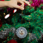 Carreau blanc argenté Noisette de Noël<br><div class="desc">Décor de noisette de Noël coloré avec une couronne de vacances sur un sucre de canne dressé contre un arrière - plan d'impression de texture argent métallique. Image d'un arrière - plan de mandala en diamant blanc. Texte personnalisé en noir.</div>