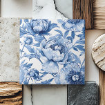 Carreau Bleu botanique Floral Art Nouveau Salle de bain à<br><div class="desc">Une délicate ferme motif en porcelaine bleue et blanche présentant de grandes fleurs détaillées. Ce design floral capte avec précision l'essence de la peinture traditionnelle.</div>