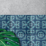Carreau Bleu doux et indigo symétrique complexe<br><div class="desc">Ce carrelage en céramique présente un motif géométrique complexe, à la fois symétrique et complexe. Le design se caractérise par des formes étoilées et des détails méticuleux, créant un contraste visuellement attrayant. Le carrelage est orné de différentes nuances de bleu, allant de la marine profonde à des tons plus clairs....</div>