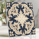 Carreau Bleu élégant et ivoire baroque<br><div class="desc">Ajoutez une élégance intemporelle à votre décor grâce à cet élégant carrelage aux motifs floraux complexes de style baroque dans des tons bleu marine et ivoire riches. Les motifs délicats sont accentués par une ombre subtile, créant un aspect peint à la main avec un charme d'antan luxueux. Parfait pour les...</div>