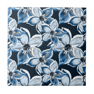 Carreau Bleu, fleurs blanches sur un arrière - plan noir.