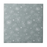 Carreau Bleu Floral Farmhouse Simple Carrelage en céramiqu<br><div class="desc">Un simple arrière - plan bleu pays avec des fleurs blanches dessinées à la main et des feuilles donnent à ce carrelage en céramique un style de ferme. 100% de satisfaction client avec "Zazzle" tous les jours.</div>