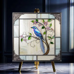 Carreau Bleu sur la vigne<br><div class="desc">Beau Bleu sur Vigne Fleur, un Bleu perché sur une vigne avec des boutons de fleurs délicats et des feuilles sur blanc, réalisé avec un effet de vitrail avec bordure d'argent antique. Beaucoup d'utilisations pour ces merveilleux carreaux en céramique. Disponible en 2 tailles 4, 25 po x 4, 25 po...</div>