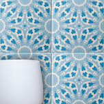 Carreau Bleu texturé blanc stylisé symétrique floral<br><div class="desc">Le design de ce carrelage en céramique est dominé par des motifs floraux stylisés, disposés harmonieusement à travers le carrelage. La palette de couleurs est un spectre apaisant de différentes nuances de bleu, créant un contraste saisissant et une profondeur qui attire l'oeil. La texture arrière - plan ajoute une couche...</div>