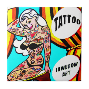 Carreau blonde avec tatouage