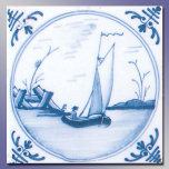 Carreau Blue White Sailboat Vintage Delft Art Tile<br><div class="desc">Classic Delft Art pittoresque d'un voilier sur un lac calme retouché et reproduit à partir d'une véritable tuile antique. Il est peint à la main et présente des éléments bleus et blancs dans les coins. Cliquez sur Customiser pour ajouter votre nom ou votre message.</div>