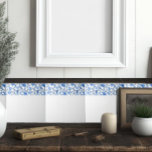 Carreau Bordure florale bleu simple<br><div class="desc">Carrelage blanc simple aux motifs floraux bleus,  ces carreaux rappellent les cottages français et les espaces cosy. Un ajout unique à la cuisine ou salle de bain.</div>