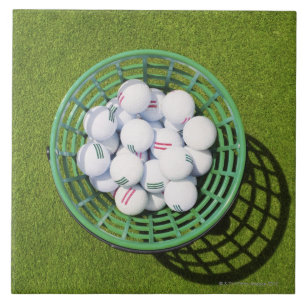 Carreau Boules de golf dans un panier se reposant sur le