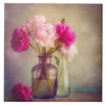 Bouquet de pivoines vintages dans les vases de ver