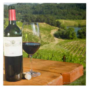 Carreau Bouteille de vin rouge et de verre sur la table