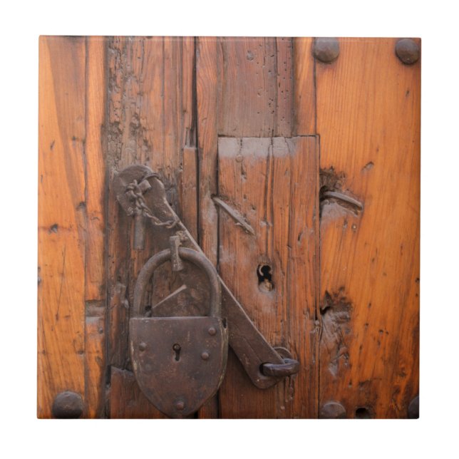 Carreau Cadenas sur une porte en bois (Devant)