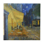 Carreau Café Terrasse par Vincent Van Gogh<br><div class="desc">Cette peinture d'une vue extérieure colorée est une oeuvre pittoresque, la vision d'un spectateur détendu qui aime le charme de son environnement sans aucune inquiétude. Il rappelle l'humeur de Van Gogh lorsqu'il écrivait que "la nuit est plus vivante et plus colorée que le jour." Le jaune du café joue contre...</div>