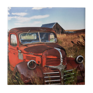 Carreau Camion Dodge orange rouillé avec ferme abandonnée