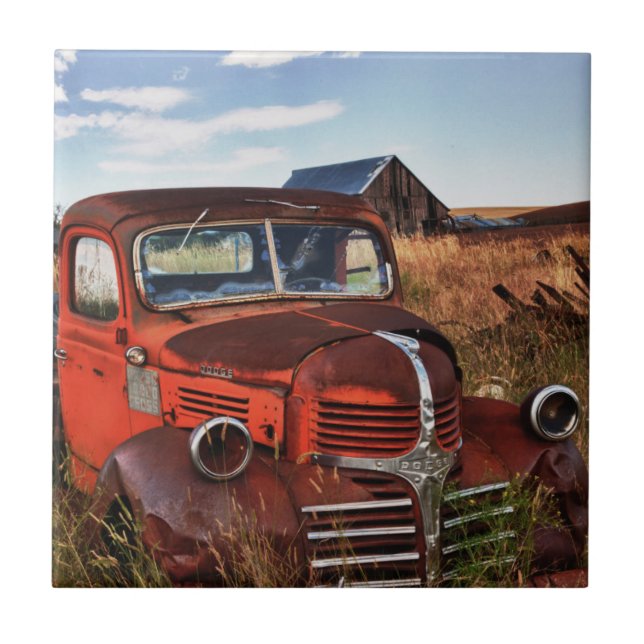 Carreau Camion Dodge orange rouillé avec ferme abandonnée (Devant)