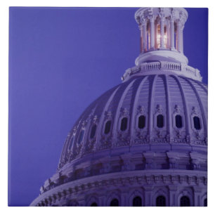 Carreau Capitole des États-Unis au crépuscule avec lumière