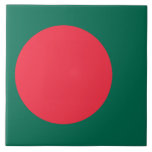 Carreau Carrelage avec drapeau du Bangladesh<br><div class="desc">Ajoutez une audacieuse expression de fierté nationale à votre décor avec ce carrelage frappant arborant le drapeau du Bangladesh ! Présentant le cercle rouge vif contre le riche arrière - plan vert, cette tuile capture l’essence du patrimoine du Bangladesh dans un format intemporel et durable. Qu'il s'agisse d'un accent décoratif,...</div>