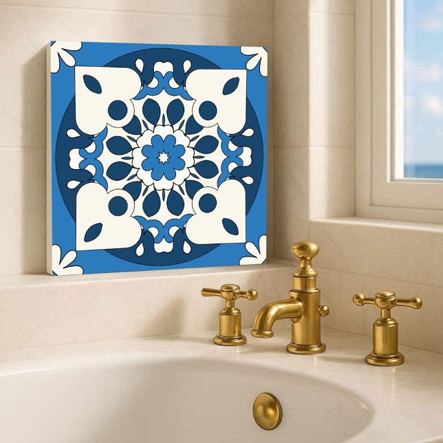 Carreau Carrelage bleu méditerranéen de la marine géométri (Modern kitchen or bathroom tile featuring a geometric floral design in navy and blue with ivory)