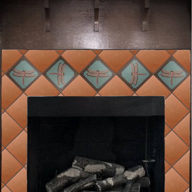 Carreau Carrelage de libellule de l'artisan, vert et cuivr (Dragon fly tile on a fireplace with deep copper field tiles.)
